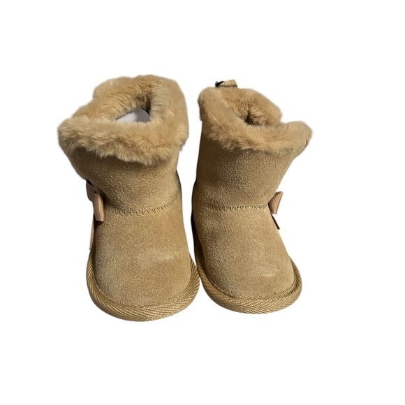 Warm boots for baby girls aged 0-6 months. - Picture 2 of 3